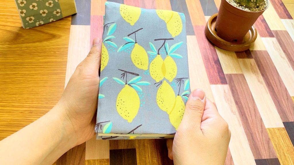 簡単にできる、文庫本サイズのブックカバーの作り方と型紙をご紹介します。